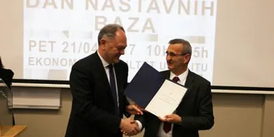 Rektor Sveučilišta prof.dr.sc. Šimun Anđelinović uručuje priznanje dr.sc. Darku Huljeniću, menadžeru za tehnologiju i znanstvene aktivnosti Ericssona Nikole Tesle